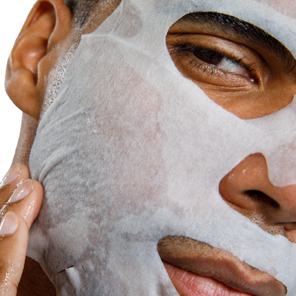 Muž používa plátennú masku Quality 1st Derma Laser v rámci svojej rutiny